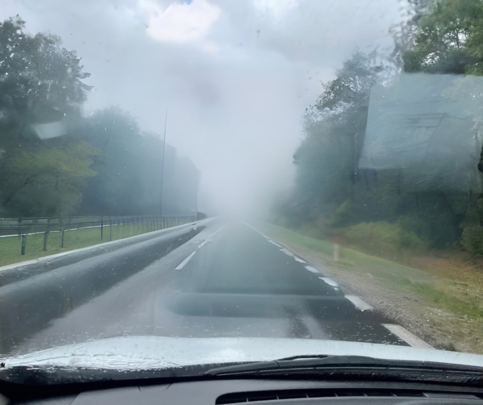 Dlaczego parują szyby w samochodzie?  - Jesień najlepszy moment na wymianę filtra kabinowego